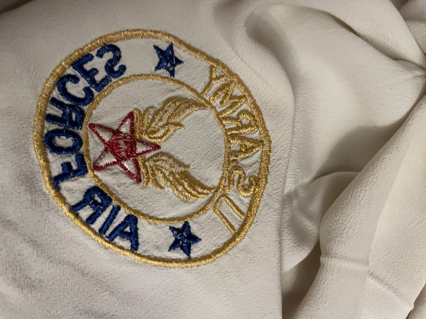 Early WW2 US Army Air Forces White Silk Scarf Embroidered Insignia 28"x32" - Image 6