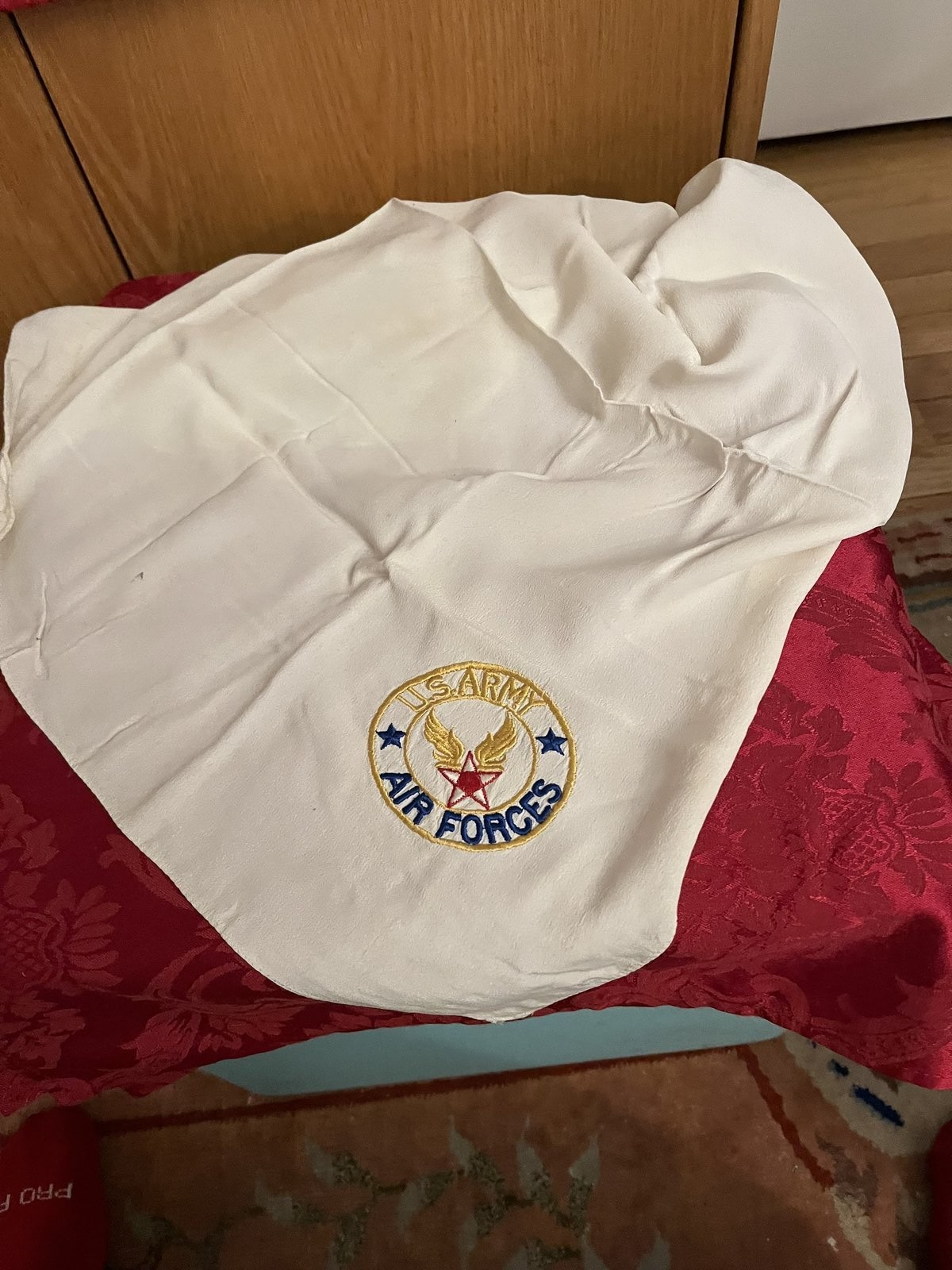 Early WW2 US Army Air Forces White Silk Scarf Embroidered Insignia 28"x32" - Image 2