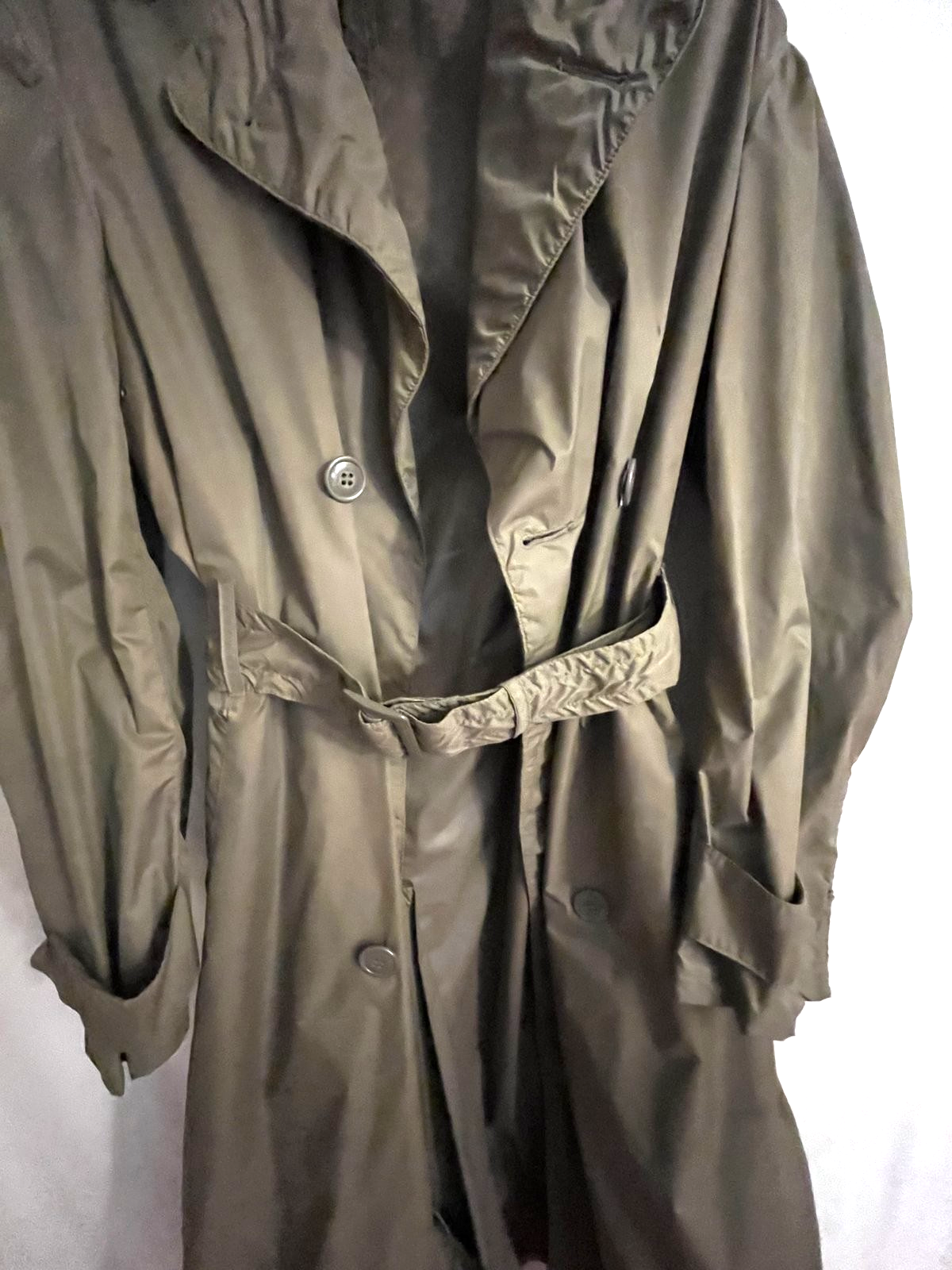 WW2 US Army Officer Lightweight Raincoat Taupe 44L Hallberg Stock 8405-634-4927 - Image 2